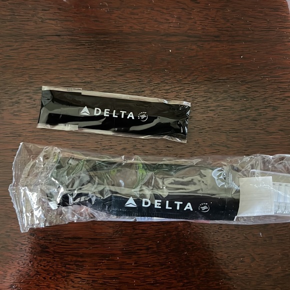 Kiehl's for Delta travel pouch with 10 items - Picture 6 of 14